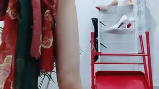 官员和小胸小扒手在脱衣搜查后进行激情性爱