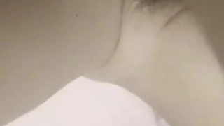 纹身的 Nayomi Sharp 把精液积攒在酒杯里当餐前酒喝