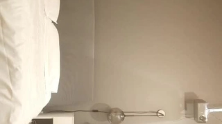 金发女郎自慰弄得尿裤子后脱下继续自慰