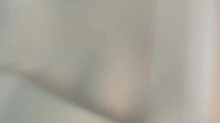 大学生Queenie享受与大鸡巴的阴道性交