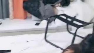 两个丰满的模特为镜头展示她们的天然乳房和姿势