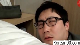 绝对极品大三妹子！漂亮又很骚尤物，连体网袜一脸淫荡，今天逼逼好痒
