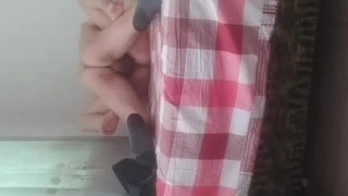 大学少女在这个变态视频中与她的继父得到了一些帮助