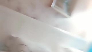 黑絲豐滿女友被口罩小哥上演舔屄狂魔，舌尖舔穴無套打樁叫聲呻吟淫蕩十足…