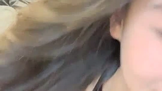 诱人小娇妻露脸跟大哥激情啪啪，压在身下爆草大鸡巴好硬，表情妩媚呻吟温柔的舔弄大鸡巴，激情上位坐插大哥
