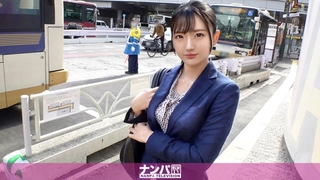 十分淫骚小少妇！情侣居家操逼！抓起大屌猛吸，口活技巧一流，张开双腿求操，骑乘位深插到底