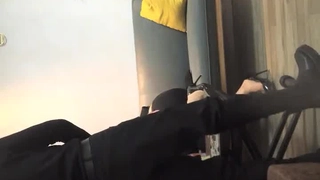 黑客破解家庭网络摄像头监控偷拍熟睡大叔突然起来扑到准备穿衣服的媳妇强搞让她别动