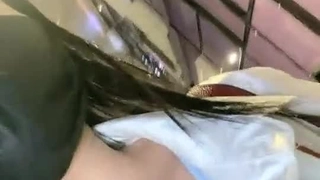 大学女孩在宿舍房间里被隐藏的摄像机捕捉到跳舞